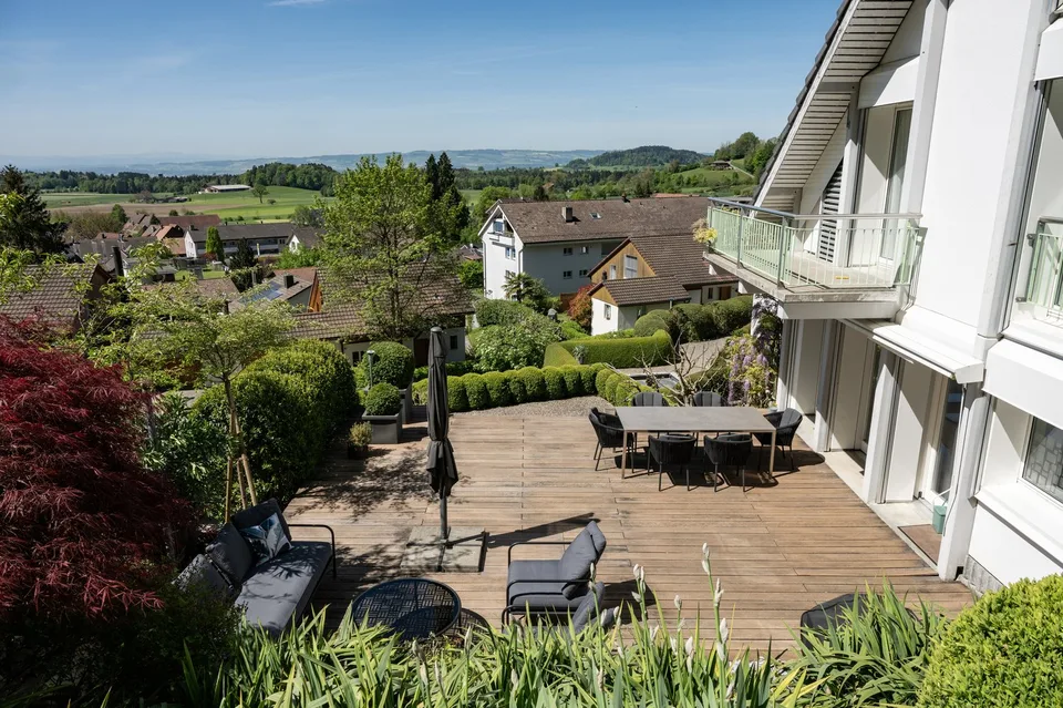 Vivre avec une vue : Deux maisons exclusives dans un emplacement de colline de rêve à Hausen am Albis