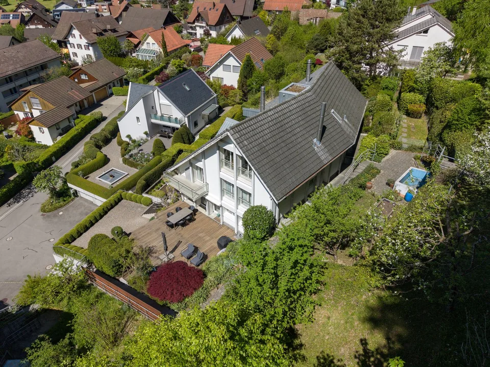 Vivre avec une vue : Deux maisons exclusives dans un emplacement de colline de rêve à Hausen am Albis
