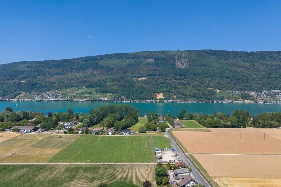 Oggetto di ristrutturazione con grande potenziale di nuova costruzione o ristrutturazione: casa unifamiliare di 5,5 locali a soli 10 minuti a piedi dal Lago di Bienne!