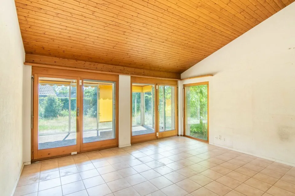 Oggetto di ristrutturazione con grande potenziale di nuova costruzione o ristrutturazione: casa unifamiliare di 5,5 locali a soli 10 minuti a piedi dal Lago di Bienne!