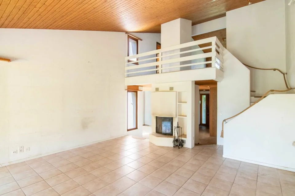 Oggetto di ristrutturazione con grande potenziale di nuova costruzione o ristrutturazione: casa unifamiliare di 5,5 locali a soli 10 minuti a piedi dal Lago di Bienne!