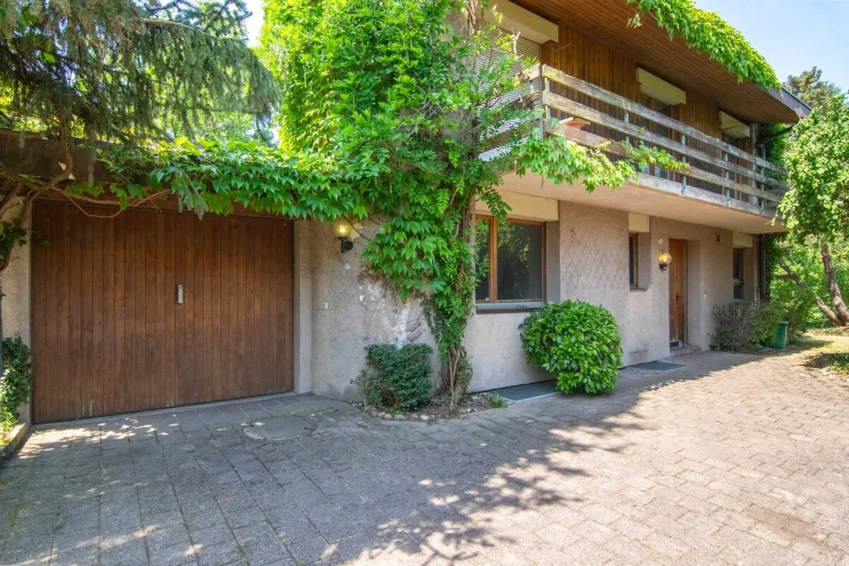 Sanierungsobjekt mit grossem Neu- oder Umbaupotenzial: 5.5-Zimmer  Einfamilienhaus nur 10 Gehminuten vom Bielersee!