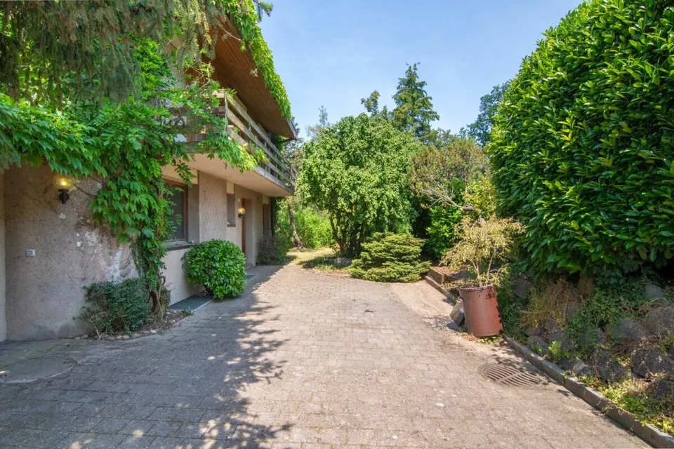 Oggetto di ristrutturazione con grande potenziale di nuova costruzione o ristrutturazione: casa unifamiliare di 5,5 locali a soli 10 minuti a piedi dal Lago di Bienne!