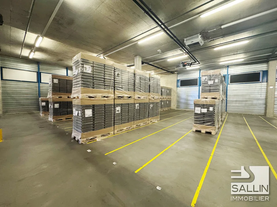 Entrepôt/Halle d'env. 763 m², quai de chargement avec rampe élévatrice