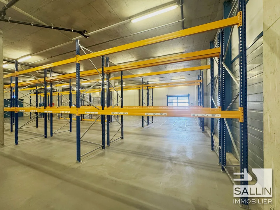 Lagerhalle von ca. 763 m², Ladeplatz mit Hebebühne – Foto 6 von 11