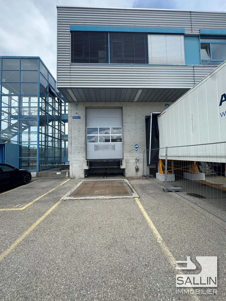 Lagerhalle von ca. 763 m², Ladeplatz mit Hebebühne – Foto 9 von 11