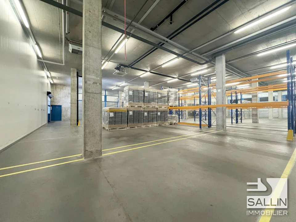 Entrepôt/Halle d'env. 763 m², quai de chargement avec rampe élévatrice