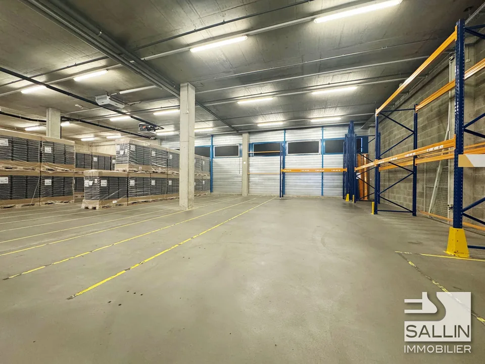 Entrepôt/Halle d'env. 763 m², quai de chargement avec rampe élévatrice