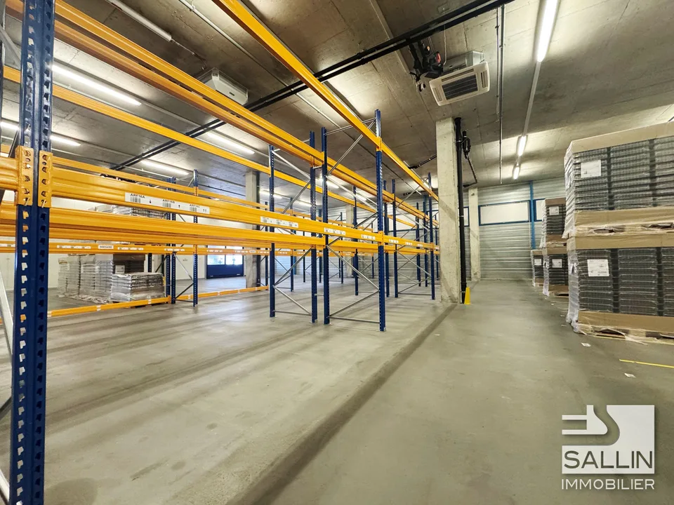 Entrepôt/Halle d'env. 763 m², quai de chargement avec rampe élévatrice