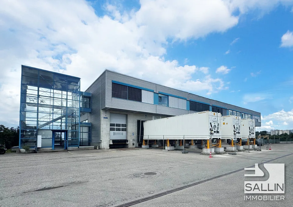 Entrepôt/Halle d'env. 763 m², quai de chargement avec rampe élévatrice