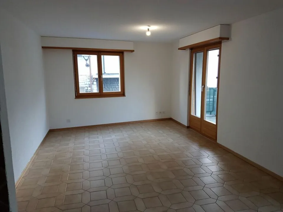 Geräumige 2.5-Zimmer-Wohnung im Zentrum des Dorfes mit Parkplatz