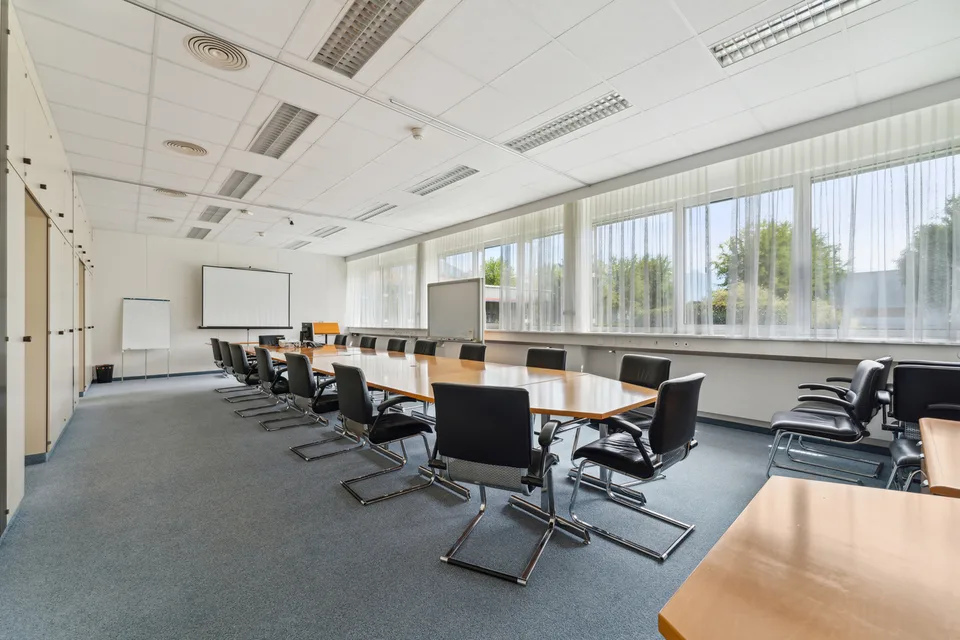 8'400m2 - Logistik/Labor/Fabrik - Eingang zum Wallis