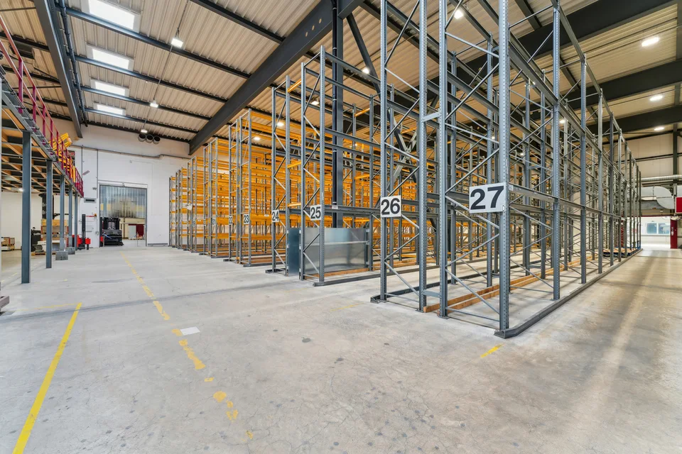 8'400m2 - Logistik/Labor/Fabrik - Eingang zum Wallis