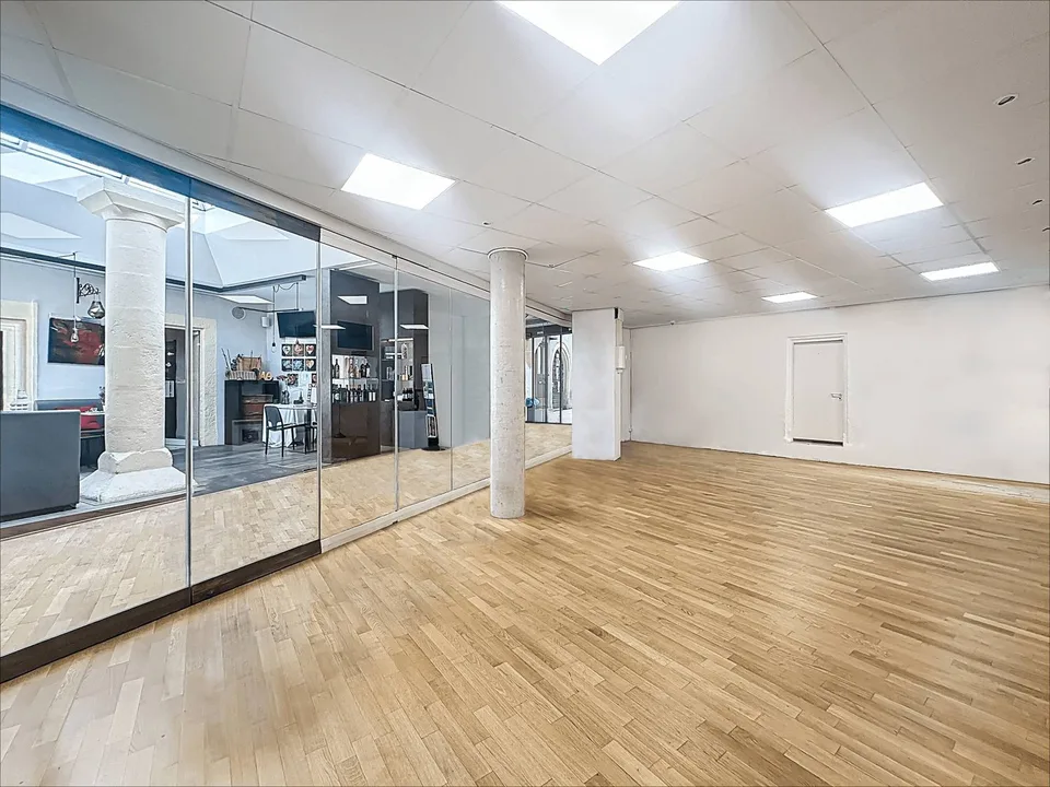 Prächtige Arcade von 78 m2 zur Miete im Zentrum von Neuchâtel