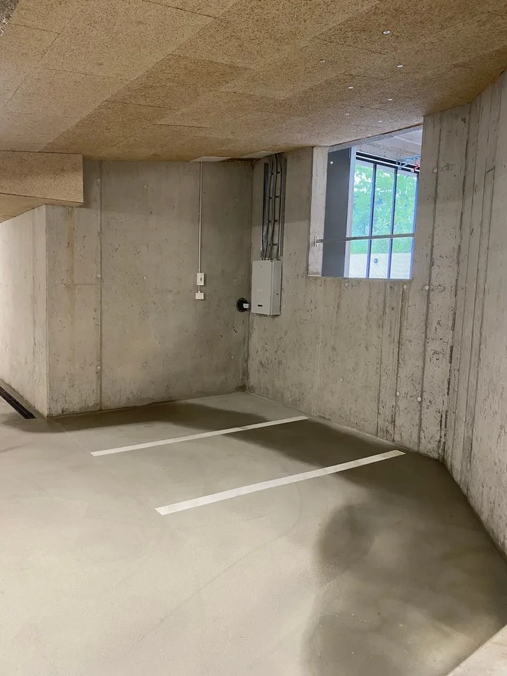 Parcheggi per auto e moto con collegamento elettrico in affitto