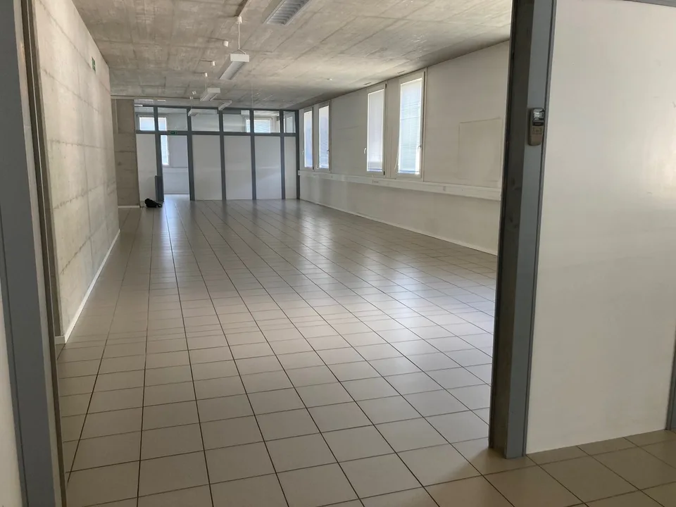 MEZZOVICO - Modernes Büro mit 4 Räumen