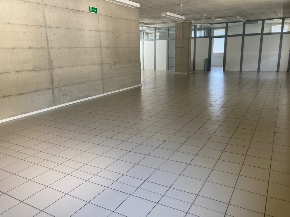 MEZZOVICO - Ufficio moderno di 4 locali
