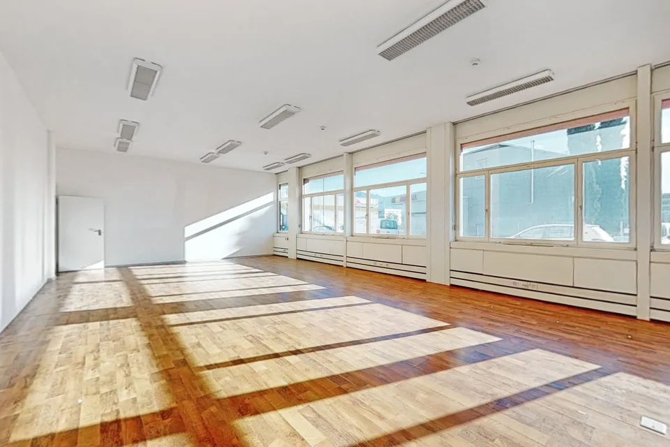 125m2 commercial space on the ground floor - strategic accessibility in Manno