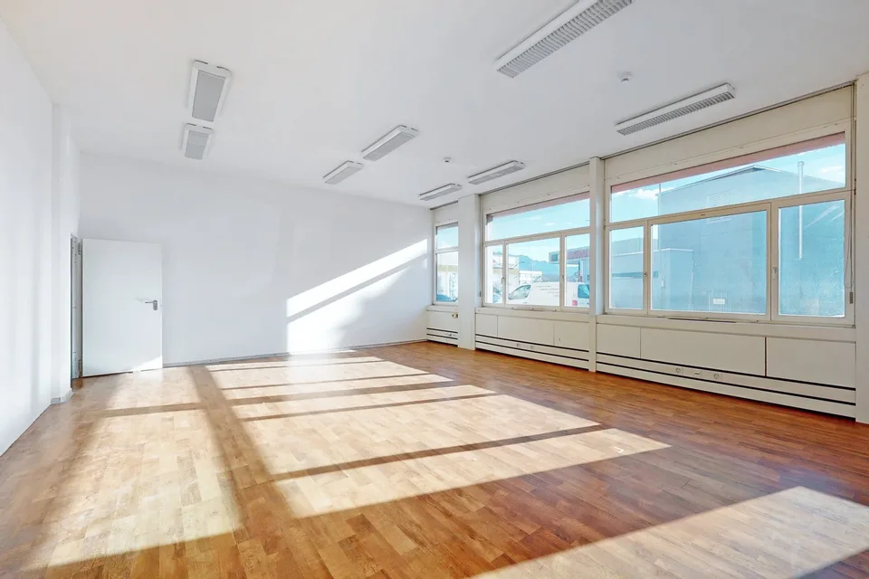 125m2 commercial space on the ground floor - strategic accessibility in Manno