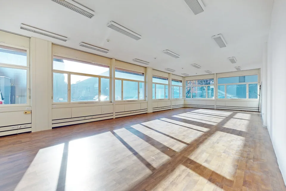 125m2 commercial space on the ground floor - strategic accessibility in Manno
