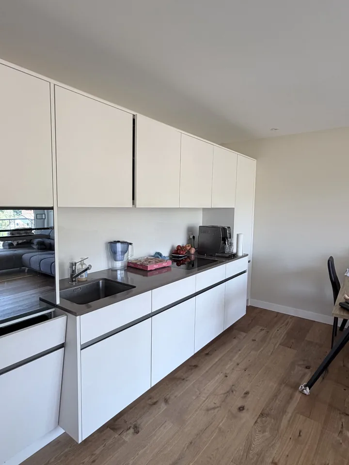 Appartement de 2,5 pièces neuvement construit avec balcon
