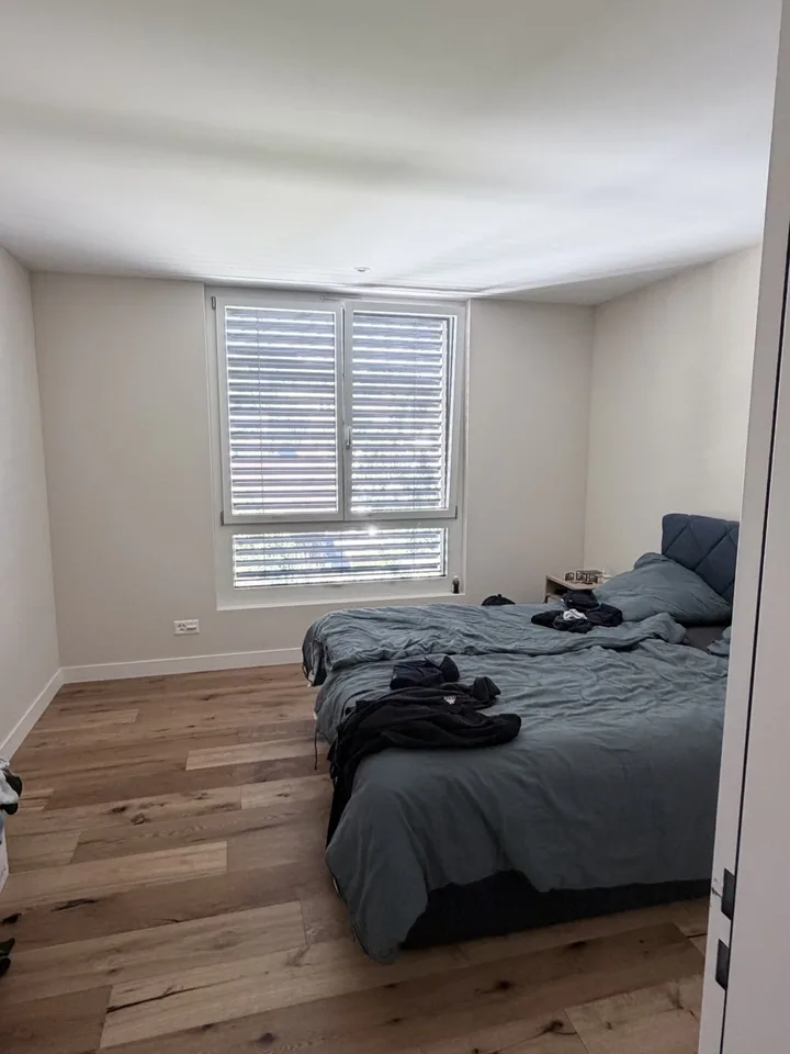 Appartement de 2,5 pièces neuvement construit avec balcon