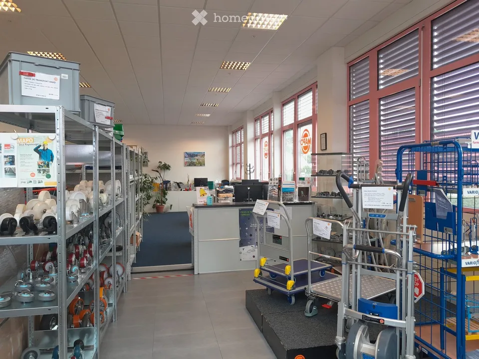 Spazio commerciale in affitto a Lonay – 140 m² con garage e posto auto.