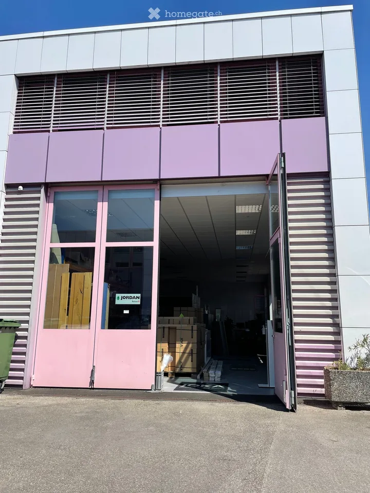 Surface commerciale à louer à Lonay – 140 m² avec garage et place de parking.