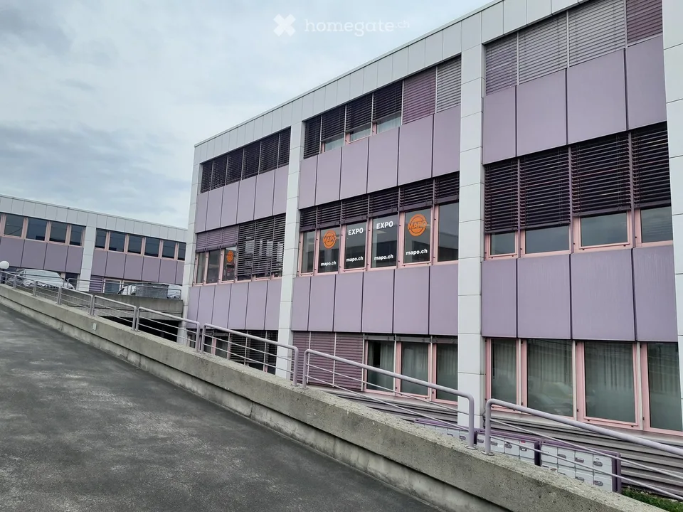Spazio commerciale in affitto a Lonay – 140 m² con garage e posto auto.