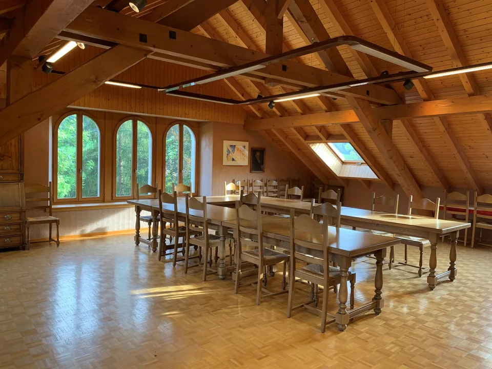 Grande salle de conférence, aménageable en bureaux