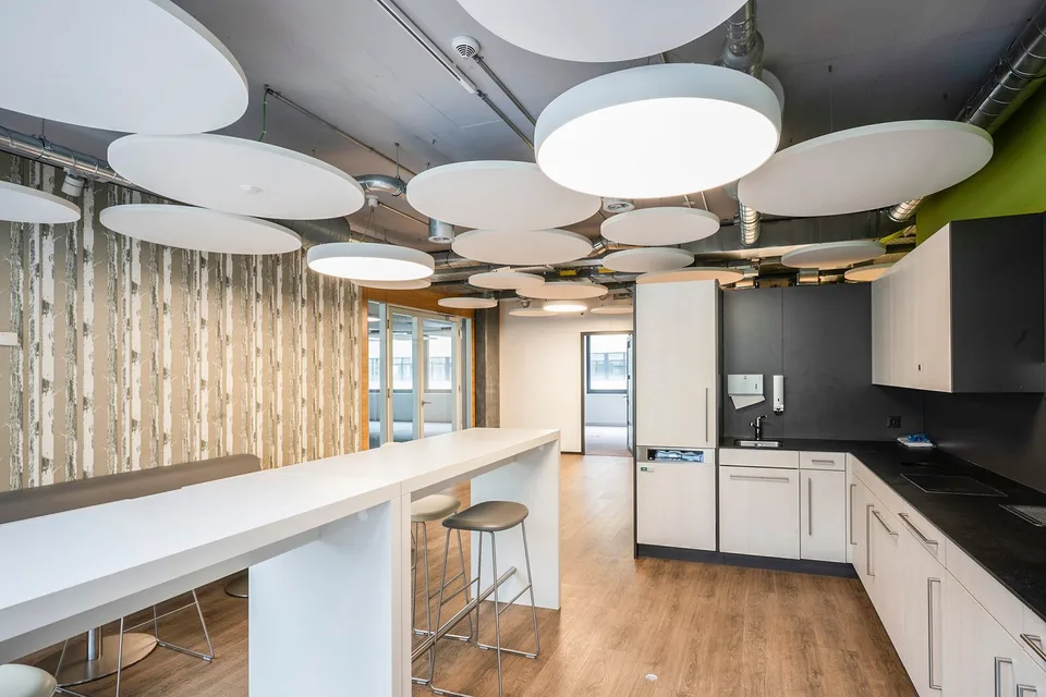 Moderne Büroflächen mit zahlreichen Parkplätzen - Power Tower Baden – Foto 6 von 18