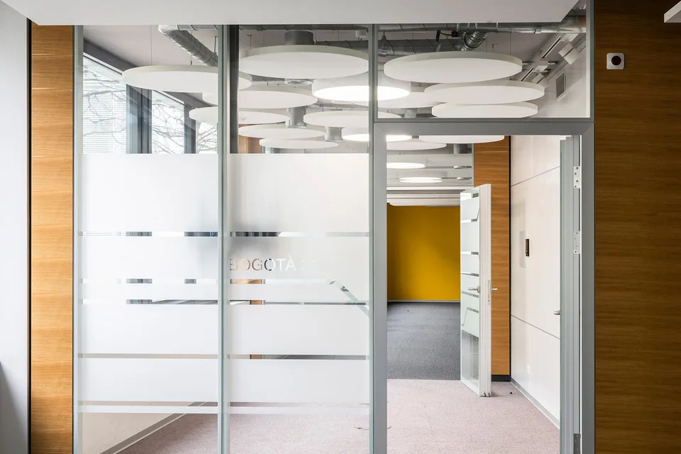 Moderne Büroflächen mit zahlreichen Parkplätzen - Power Tower Baden – Foto 12 von 18