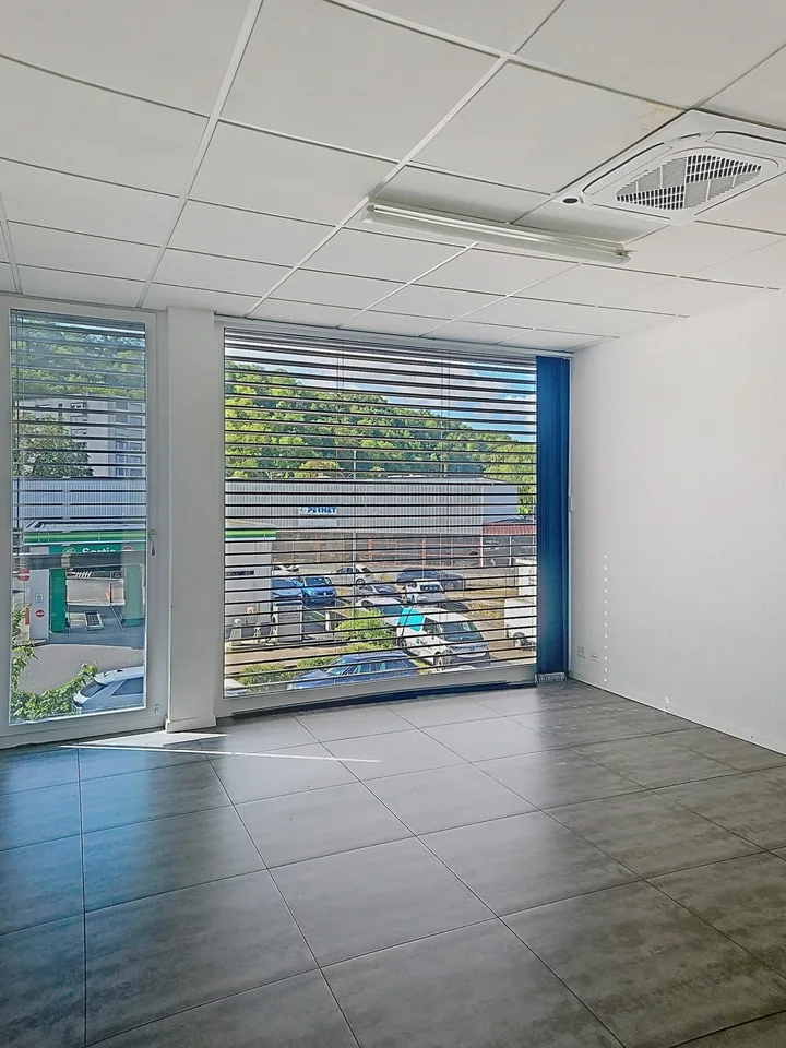 Ufficio 191 m2 in affitto - 5 locali nella zona commerciale del centro Migros