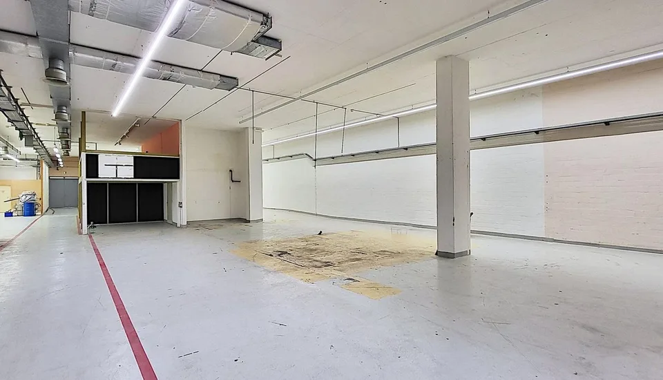 Entrepôt au rez-de-chaussée - bonne hauteur de plafond de 4,6 m et charge de sol de 1 000 kg - 1 441 m2 à Hombrechtikon – photo 6 sur 8