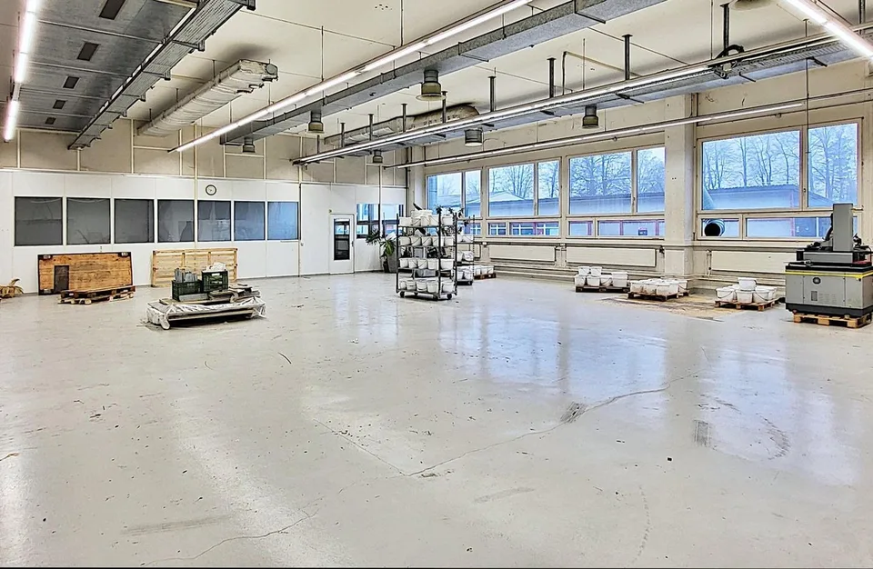 "Lagerhalle im EG - gut 4.6 m Deckenhöhe und 1'000 kg Bodenlast - 1'441 m2 in Hombrechtikon"
