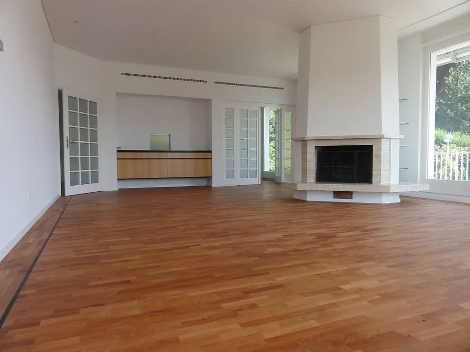 Grosszügige 7-Zimmer-Wohnung mit Pool und Panoramablick in Muri b. Bern