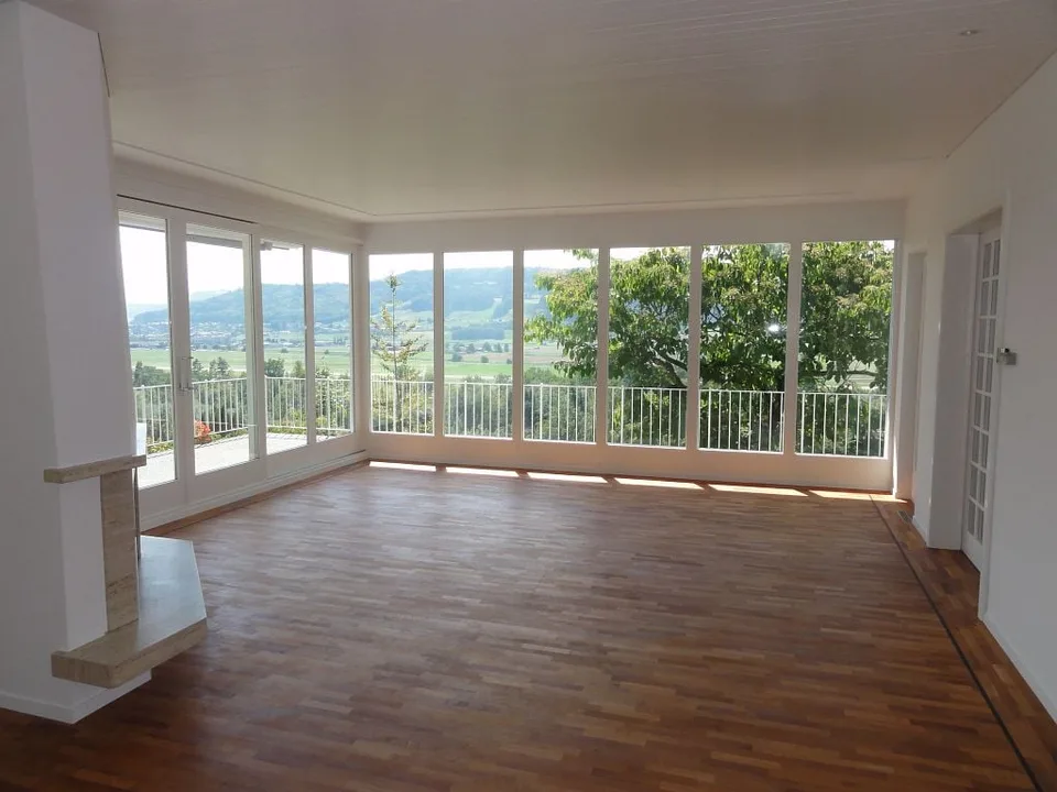 Grosszügige 7-Zimmer-Wohnung mit Pool und Panoramablick in Muri b. Bern