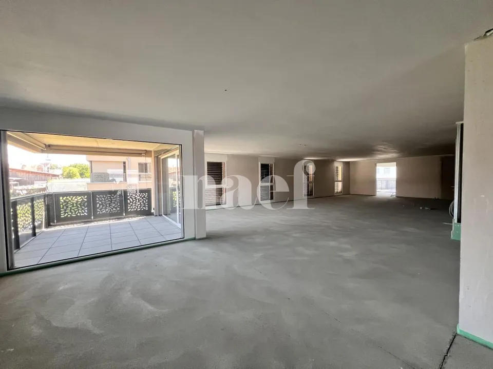 Surface commerciale modulable à partir de 57 m2 en état brut au premier étage !