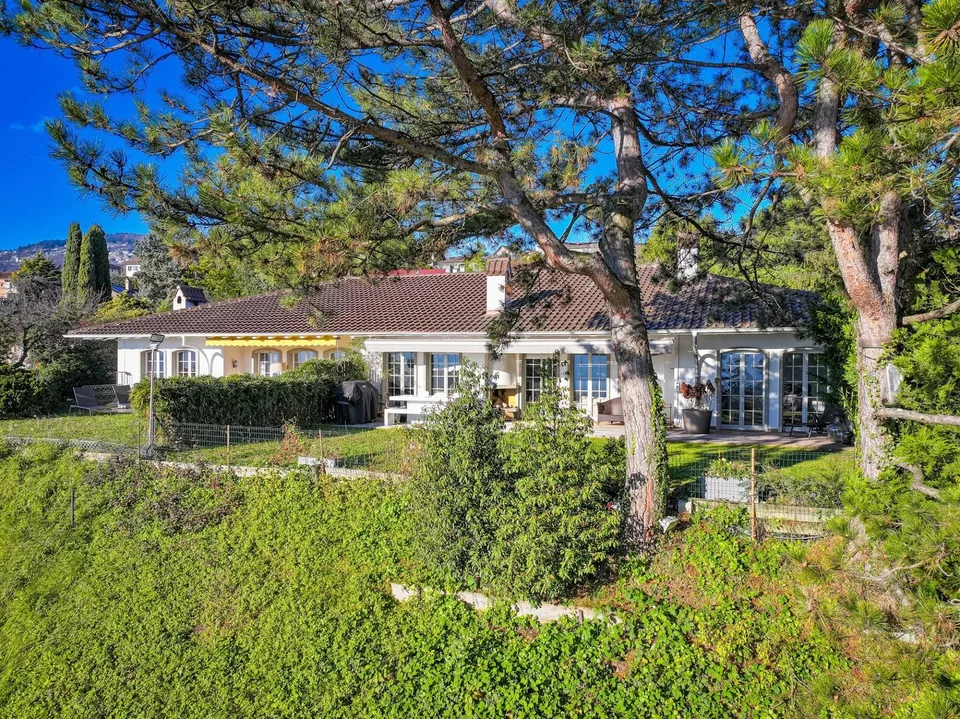 Exceptional villa with panoramic views over Lake Geneva and the Alps in Vevey
