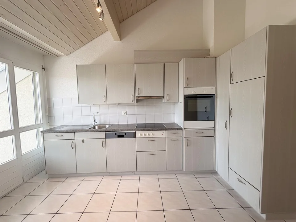 Helle 4.5-Zimmer-Dachwohnung mit Balkon