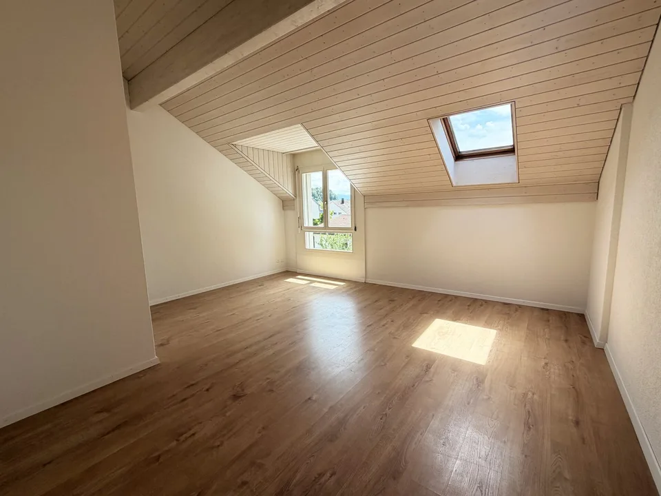 Helle 4.5-Zimmer-Dachwohnung mit Balkon