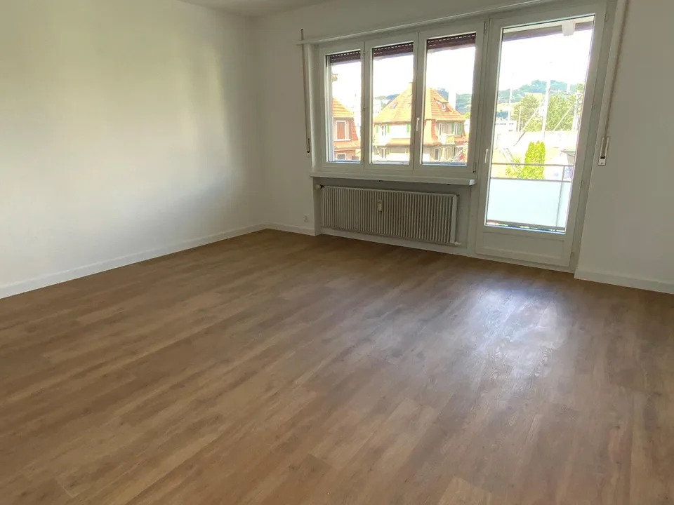 3 1/2-Zimmerwohnung mit grossem Balkon und zusätzlichem Seitenbalkon