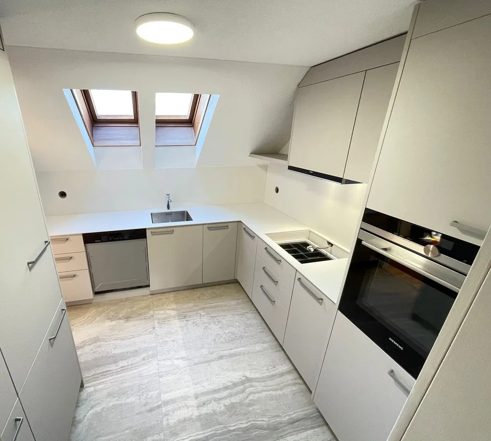 Saniertes Juwel 3.5-Zimmer-Duplexwohnung mit Cheminée und grossem Balkon in Dättwil