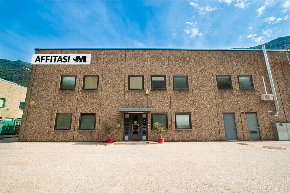 INDUSTRIEGEBIET MIT PARKPLÄTZEN