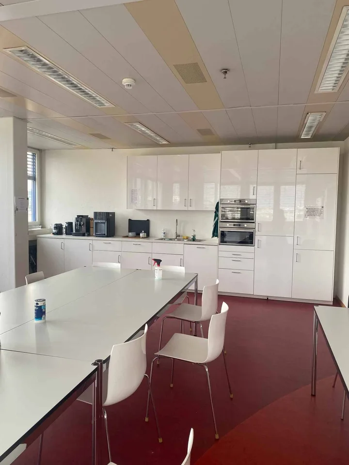 1016 m2 große Räumlichkeiten im 2. Stock in der FTI-Zone