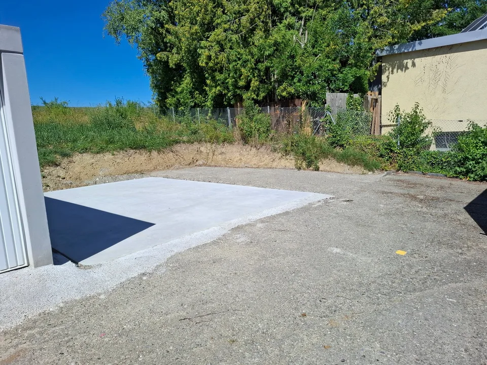 Aussenlagerfläche/Parkplatzfläche in eingezäuntem Industrieareal