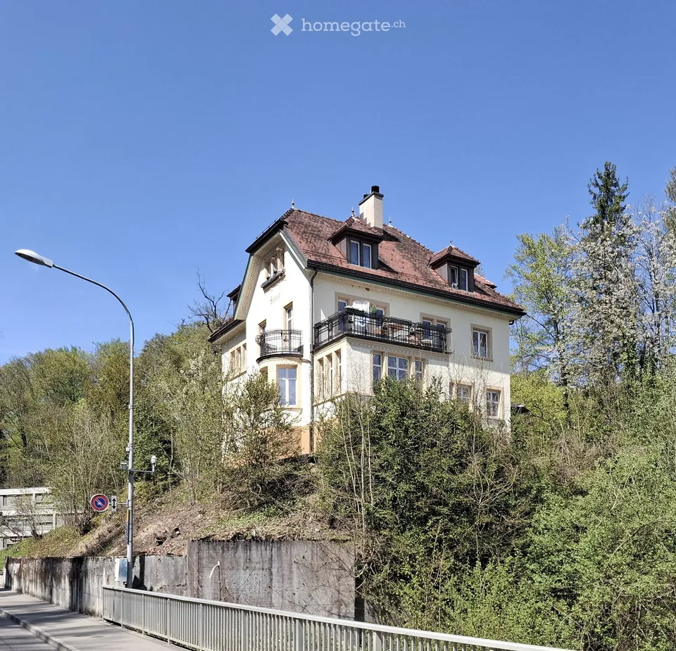 Affascinante appartamento di 4 locali con balcone e vista panoramica in un'area verde