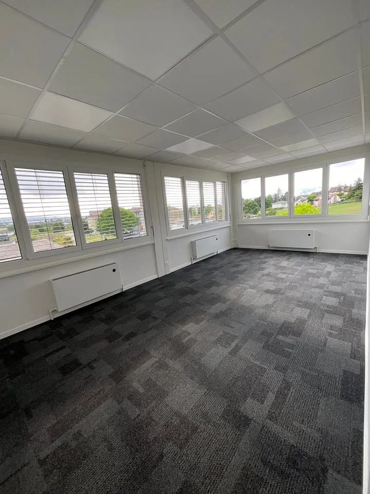 Espace commercial lumineux à louer à Denges 1er loyer offert