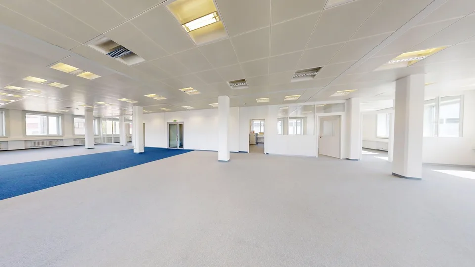 Expanded office on the 1st floor in a central location in Kloten with parking possibilities