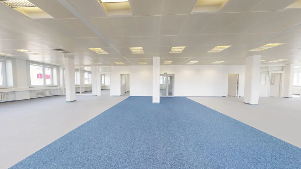 Expanded office on the 1st floor in a central location in Kloten with parking possibilities